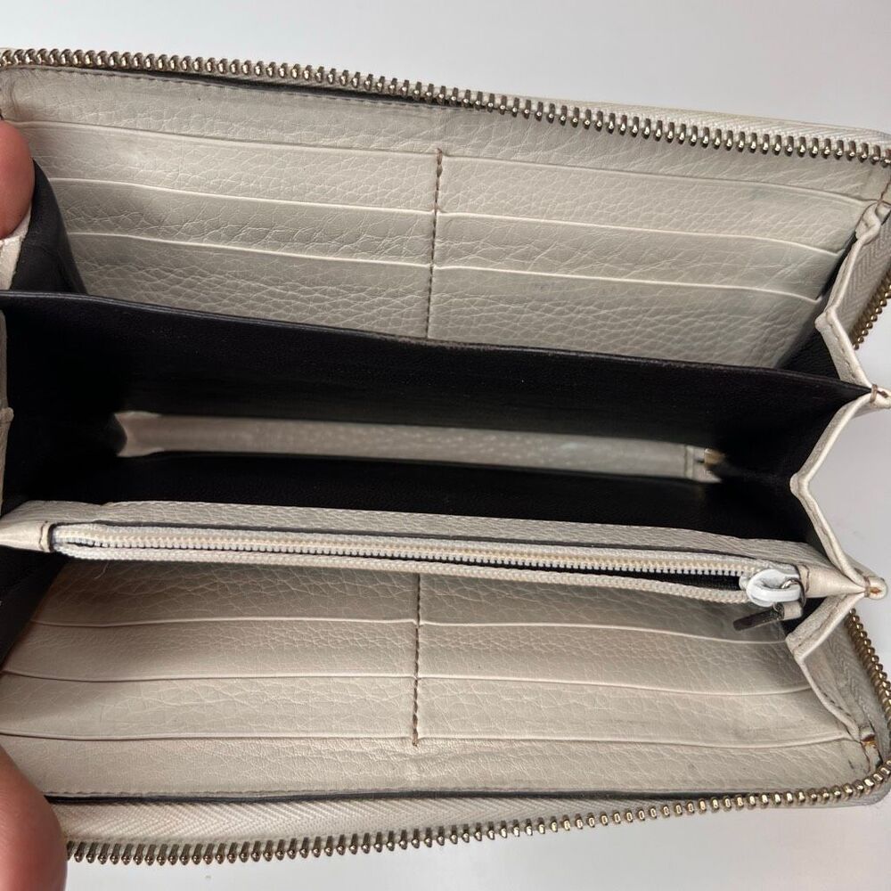 Gucci Soho leather zip-around wallet featuring an embossed Interlocking G logo a - Picture 5 of 6